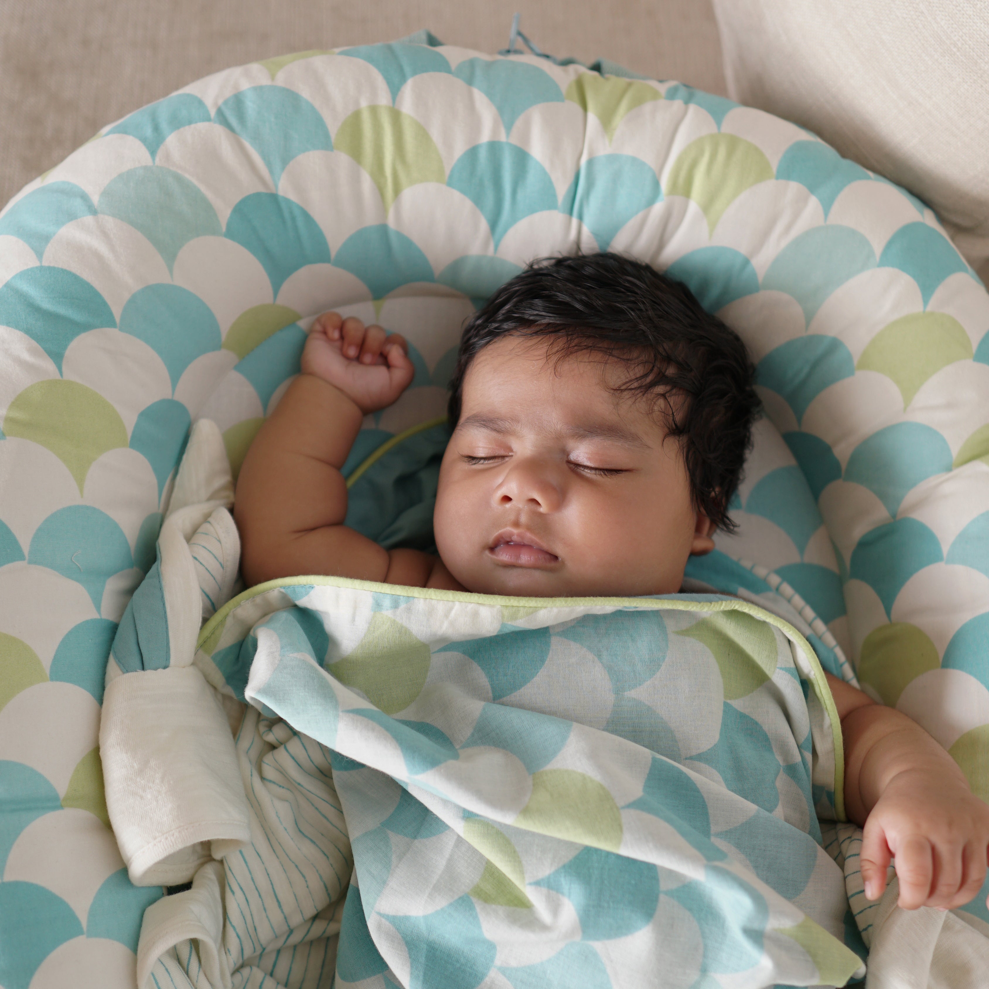 MELLOW GREEN SCALLOP COTTON BLANKET