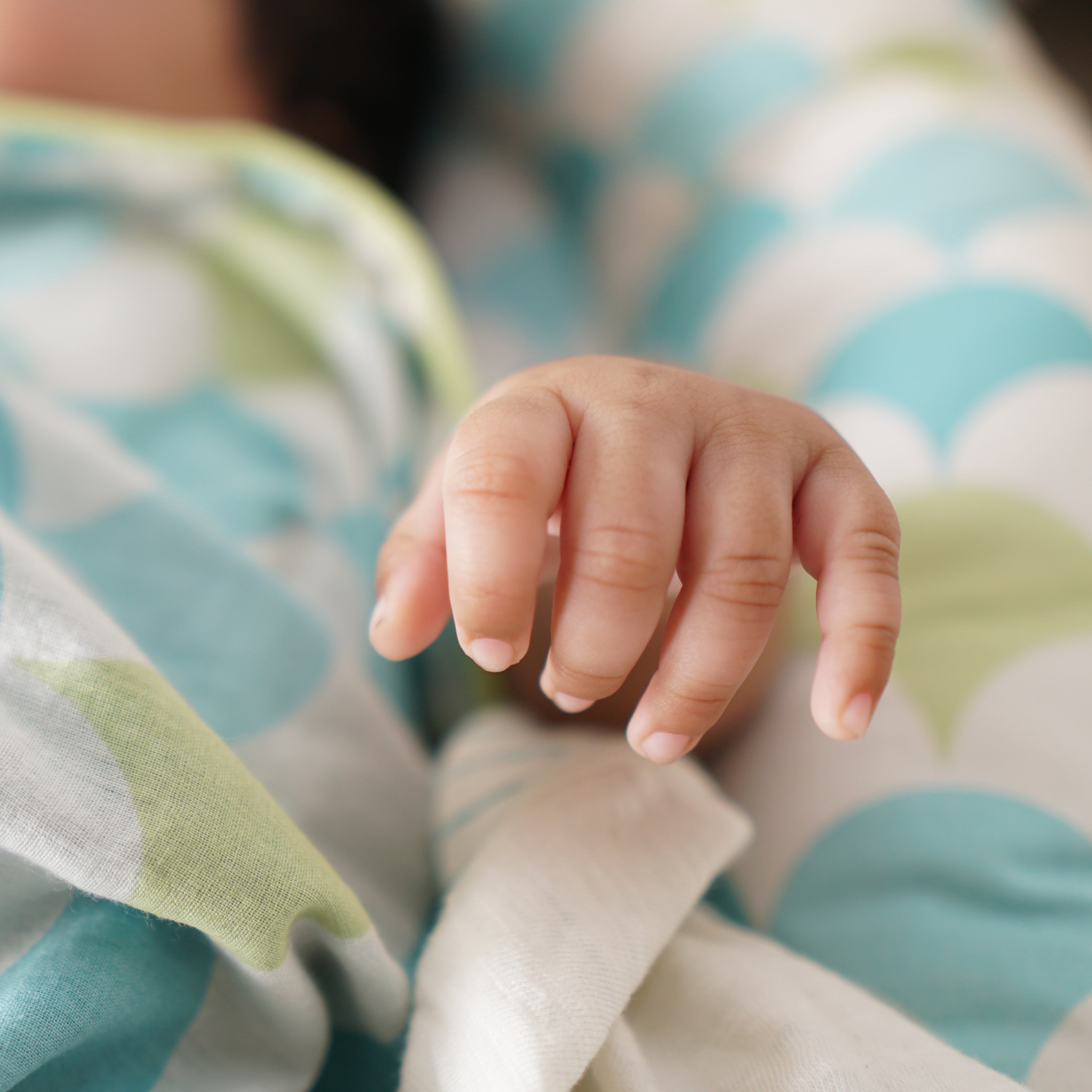 MELLOW GREEN SCALLOP COTTON BLANKET