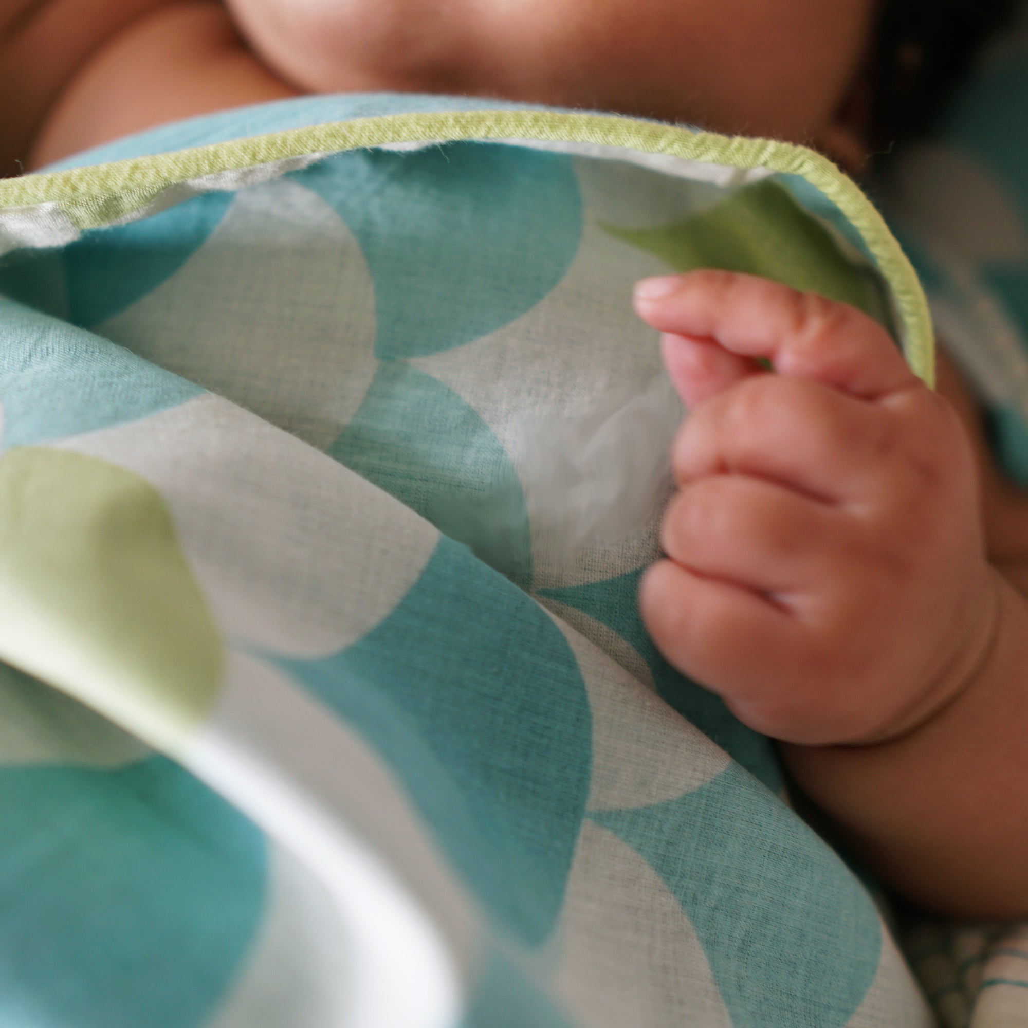 MELLOW GREEN SCALLOP COTTON BLANKET